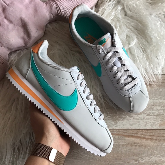 nike cortez platinum